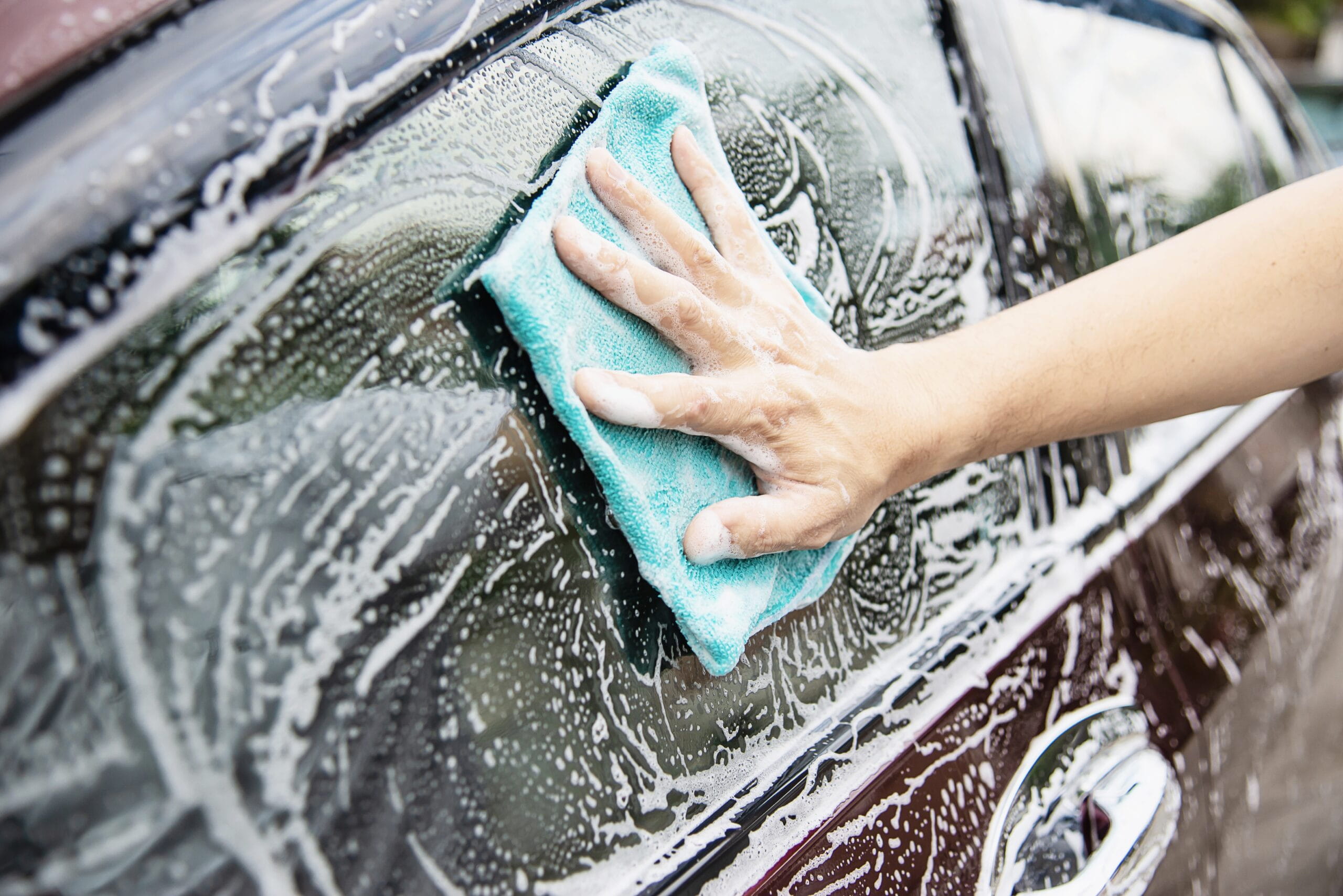 man-wash-car-using-shampoo-scaled (1)